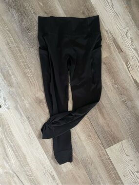 PureLuxe made by Fabletics black leggings with raunch bottom! High waist, crop